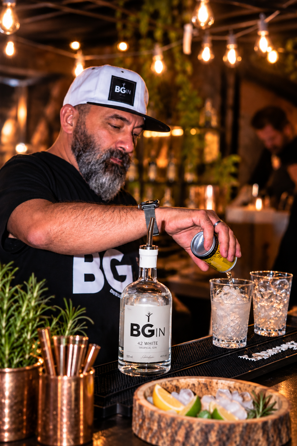 Graziano prepara un gin tonic BGin